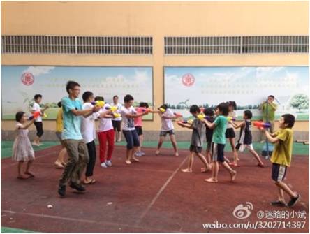 溫州大學(xué)“心翼” 社會實踐隊,在7月7日至20日來到溫州市救助管理中心進(jìn)行關(guān)注流浪兒童的公益活動。他們?yōu)榱骼藘和峁┬睦砗臀镔|(zhì)上的支持,一部分隊員給流浪兒童上藝術(shù)、體育、文化等課程;另一部分隊員則去打工賺錢,為流浪兒童購買生活必需品和學(xué)習(xí)用品。圖為“心翼”隊員與流浪兒童們正在舉行“潑水節(jié)”,現(xiàn)場歡聲笑語、一片歡騰。
