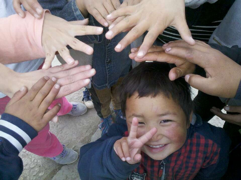 電子科技大學(xué)“紅心”支教隊的隊員們此次實踐地是青海省青海湖甲乙村的孤殘學(xué)校。7月15日,隊員們?yōu)楹⒆觽儙チ藢W(xué)習(xí)用品,體育用品和教學(xué)物資,希望不僅能讓孤殘兒童更好的生活和學(xué)習(xí),還能讓孩子們了解更多的外界信息,真正感受到外界的關(guān)心。圖為孩子們面對隊員的鏡頭喜笑顏開。