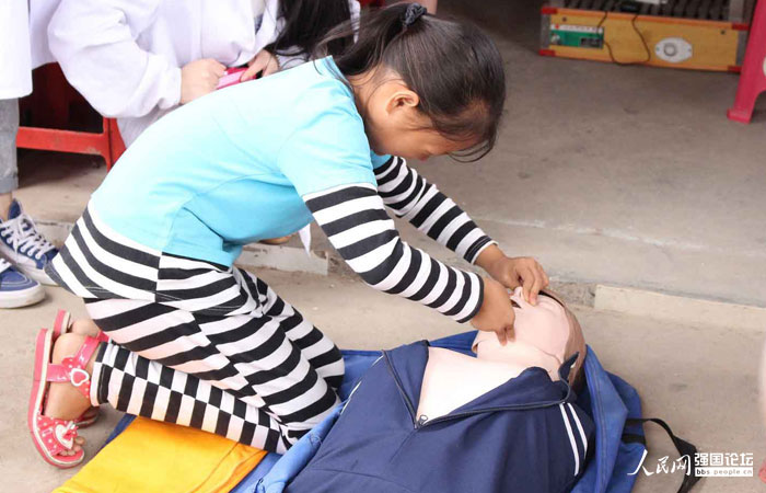 ���ӂ���־Ը�ߵ�ָ���£��W������M���˹�������