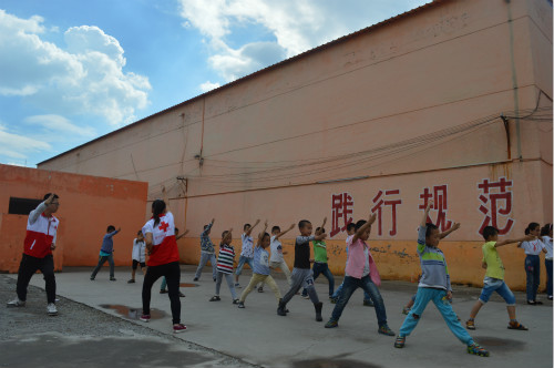 晉中學(xué)院紅十字暖春志愿服務(wù)隊(duì)到山西省呂梁市交口縣溫泉鄉(xiāng)志愿服務(wù),為溫泉鄉(xiāng)的孩子們開(kāi)設(shè)跆拳道課和武術(shù)課,增強(qiáng)體質(zhì),促進(jìn)孩子身心全面發(fā)展。 (2)