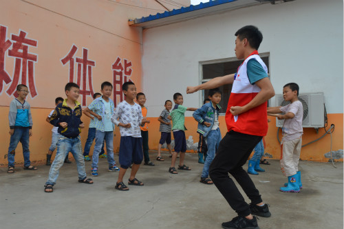晉中學(xué)院紅十字暖春志愿服務(wù)隊到山西省呂梁市交口縣溫泉鄉(xiāng)志愿服務(wù),為溫泉鄉(xiāng)的孩子們開設(shè)跆拳道課和武術(shù)課,增強(qiáng)體質(zhì),促進(jìn)孩子身心全面發(fā)展。