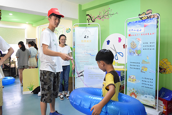 溫州大學(xué)夢夕陽暑期社會實(shí)踐隊走進(jìn)社區(qū)開展暑期安全版趣味運(yùn)動會。