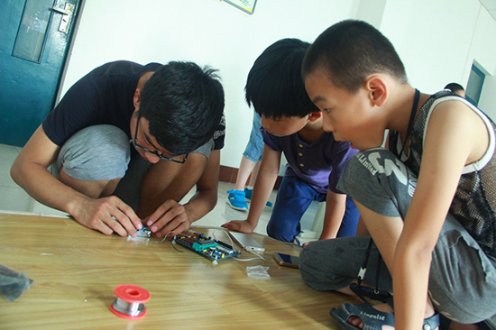 中國(guó)石油大學(xué)(華東)“夢(mèng)之翼”助教團(tuán)到山東省黃島經(jīng)濟(jì)開(kāi)發(fā)區(qū)針對(duì)外來(lái)務(wù)工人員子女、留守兒童開(kāi)展公益活動(dòng),不僅開(kāi)設(shè)語(yǔ)數(shù)外課程教學(xué),還開(kāi)展視頻教學(xué)、魔術(shù)、魔方、繪畫(huà)等興趣類(lèi)課程。 (3)