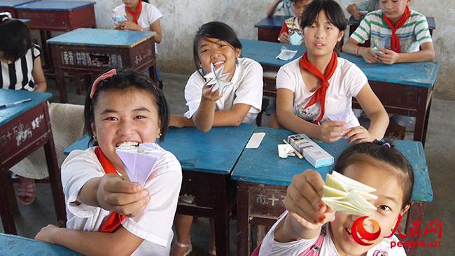 ���ϿƼ���W��һ��һ·���x��֧���c���ʷ�ؚ�{(di��o)�Ќ��`�F��������ꖿh��¹ɽ�(zh��n)�u�ŸG���_չ�x��֧�̺ͷ�ؚ�{(di��o)�У�־Ը�߽o���ӂ��_�O�ֹ��n�ã��D�麢�ӂ�չʾ�ֹ���Ʒ�����F��ṩ��