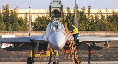 空軍某部開展飛行訓練